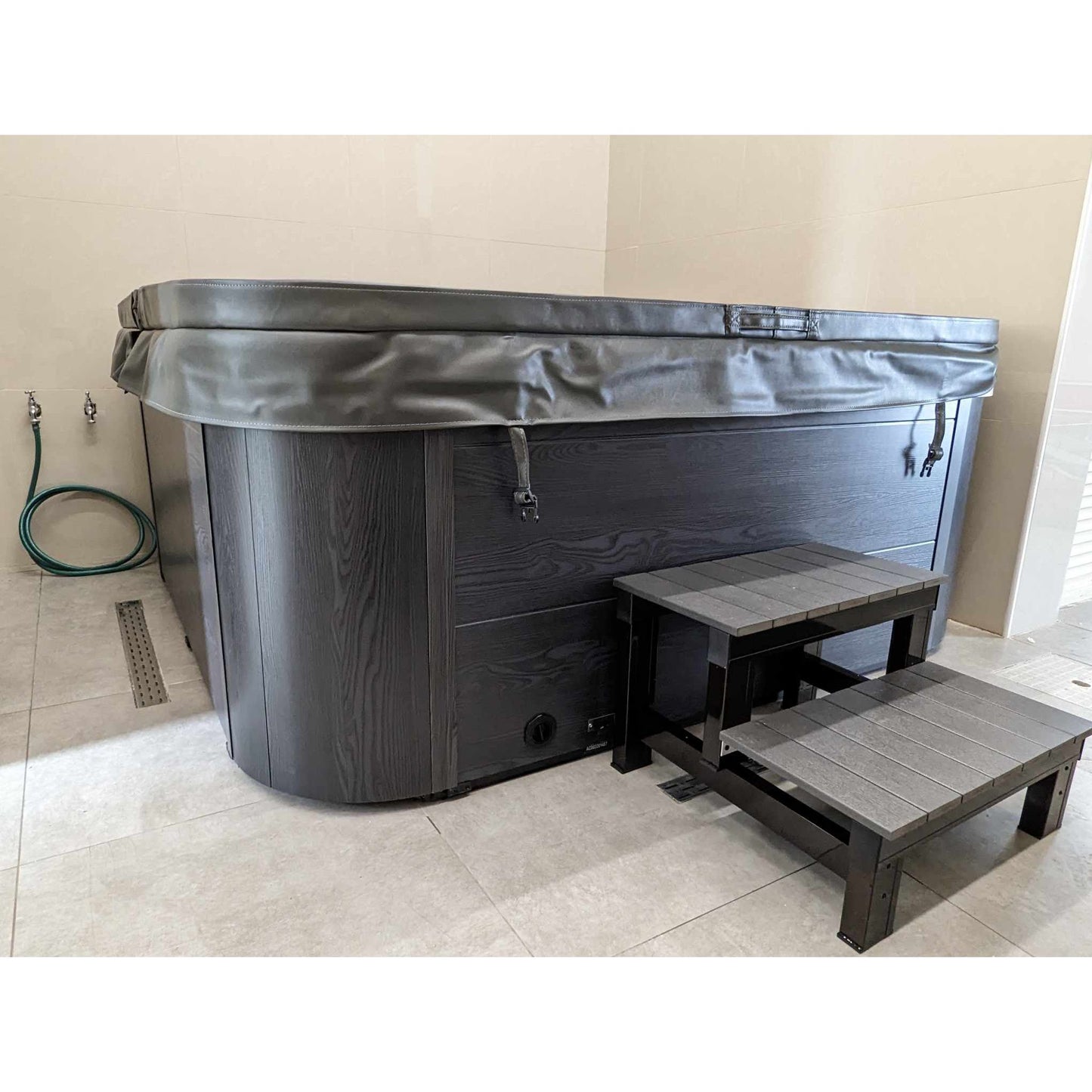 5 Person hot tub with (2 Loungers)