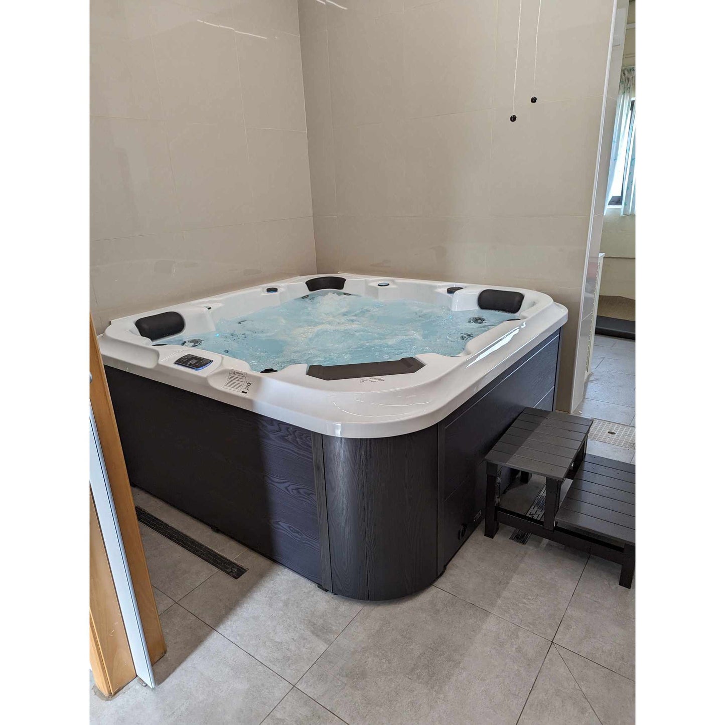 5 Person hot tub with (2 Loungers)