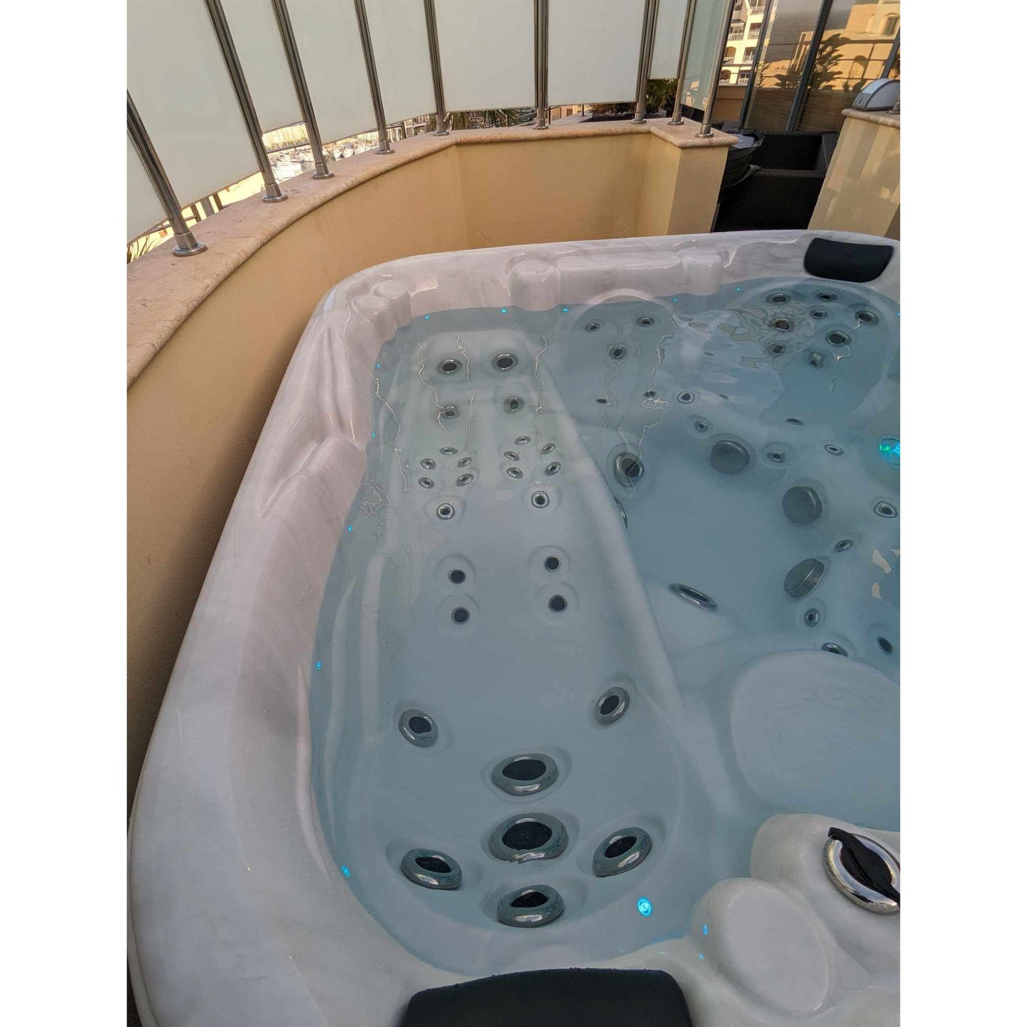 4 Person hot tub (1 Louger)
