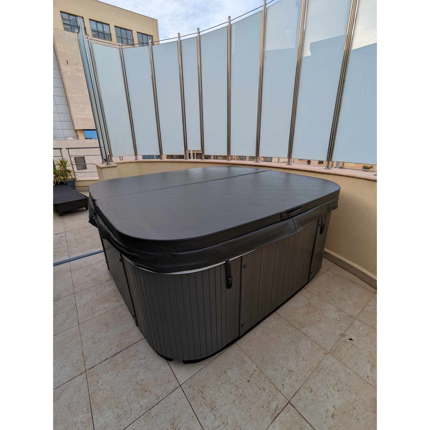 4 Person hot tub (1 Louger)