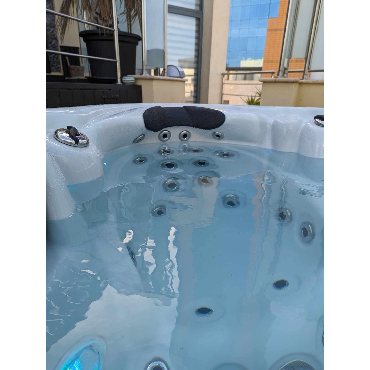 4 Person hot tub (1 Louger)