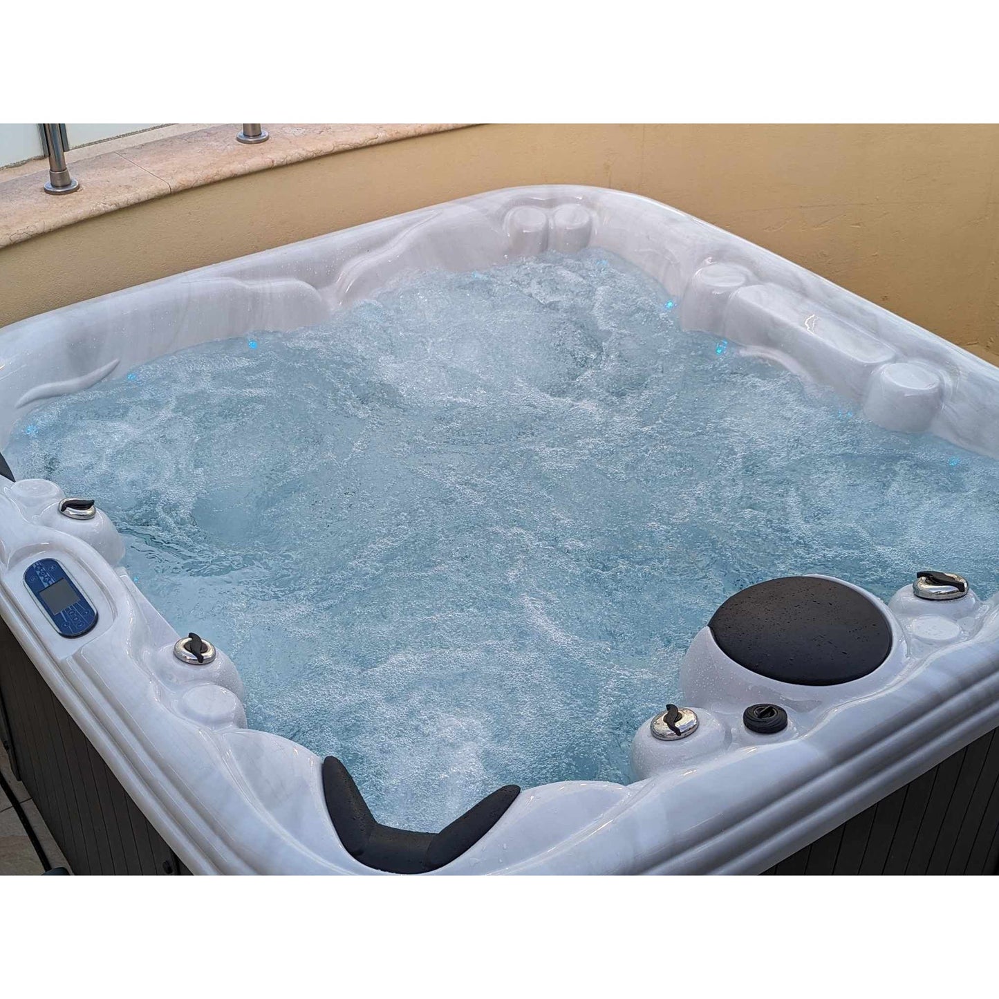 4 Person hot tub (1 Louger)