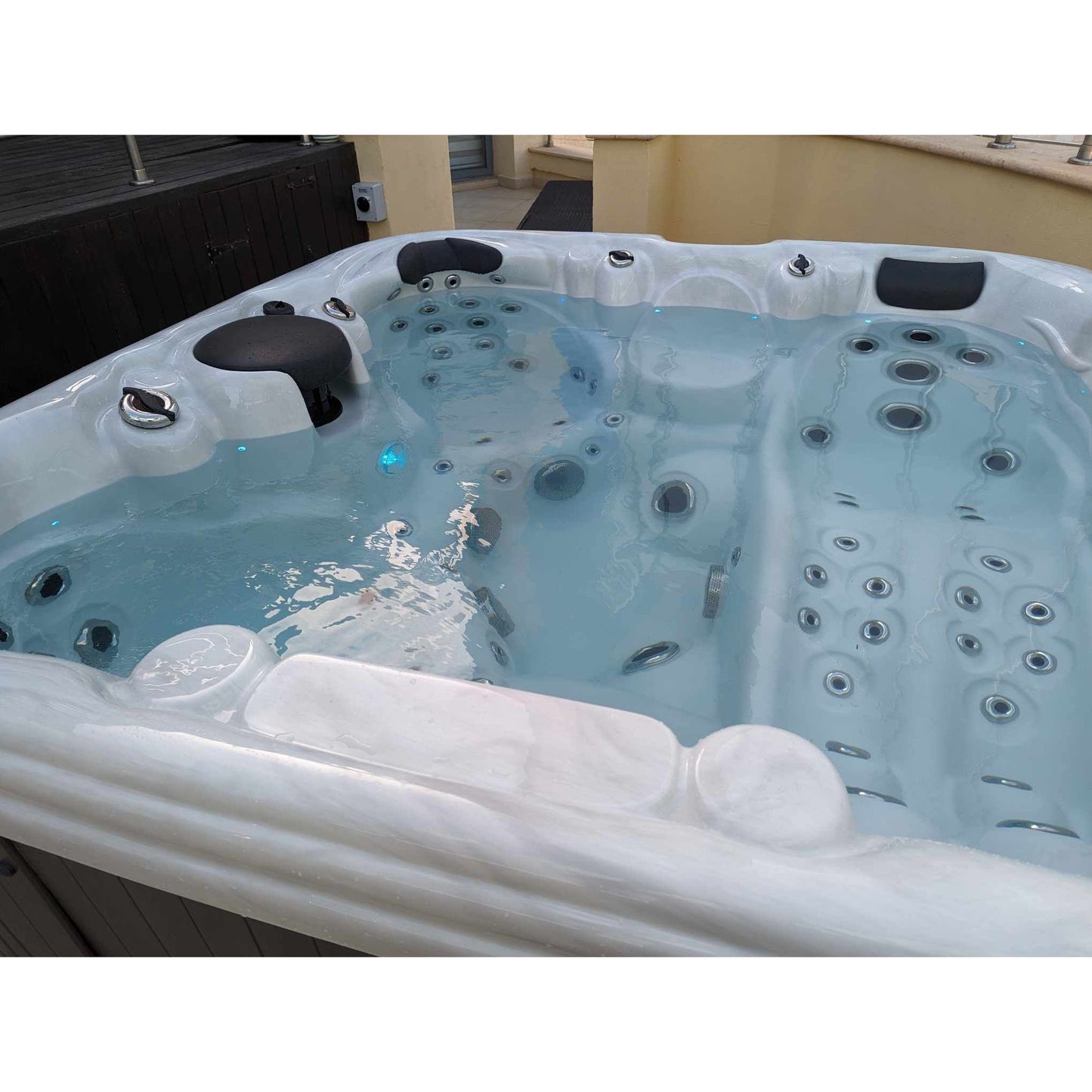 4 Person hot tub (1 Louger)