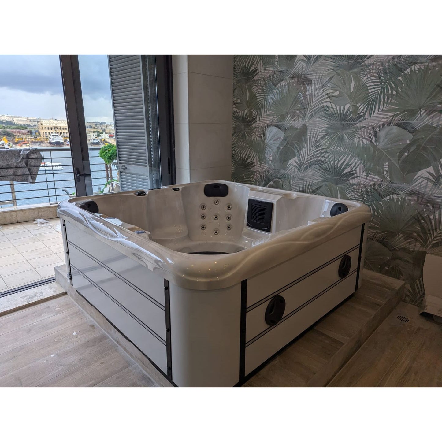 4 Person hot tub