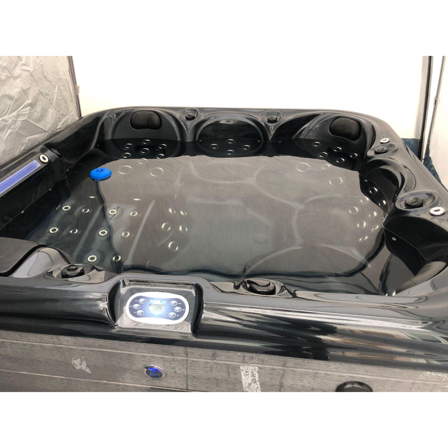 6 Person hot tub with (1 Lounger)
