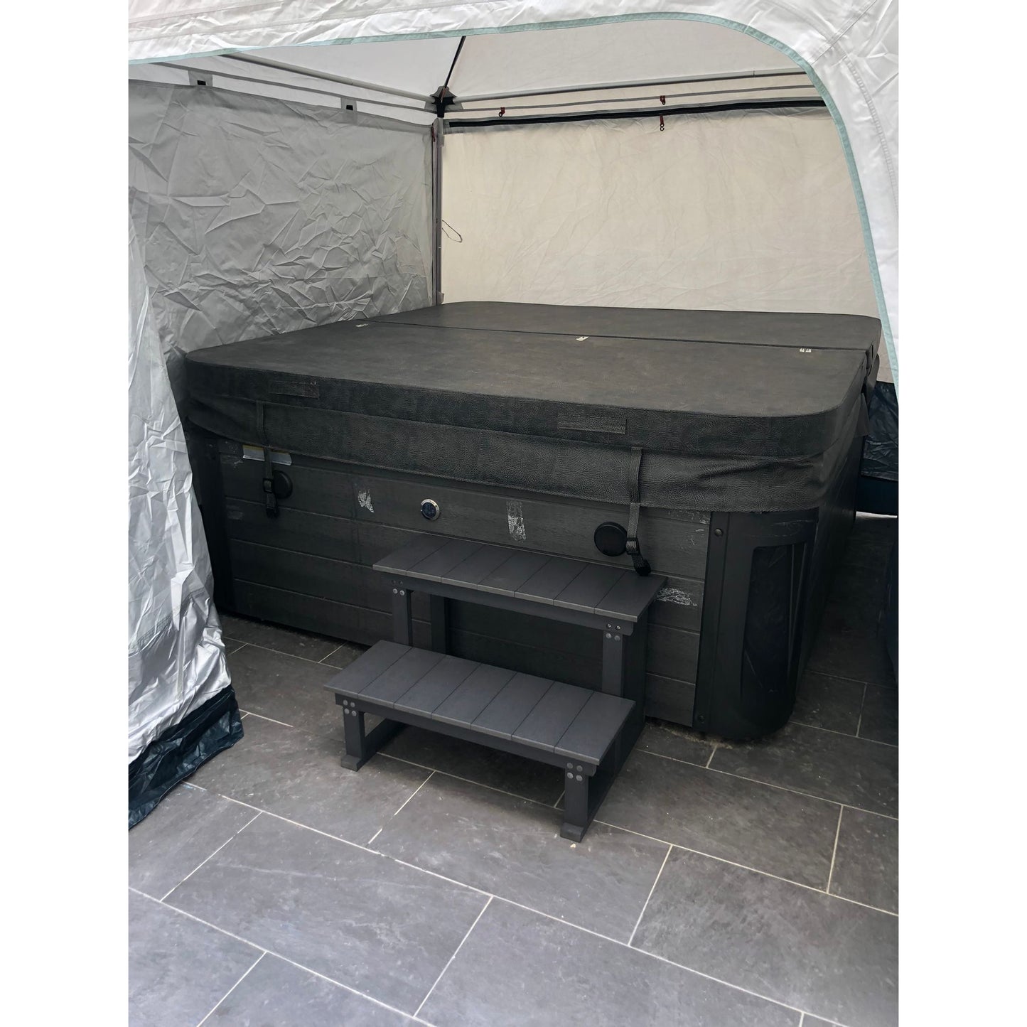 6 Person hot tub with (1 Lounger)
