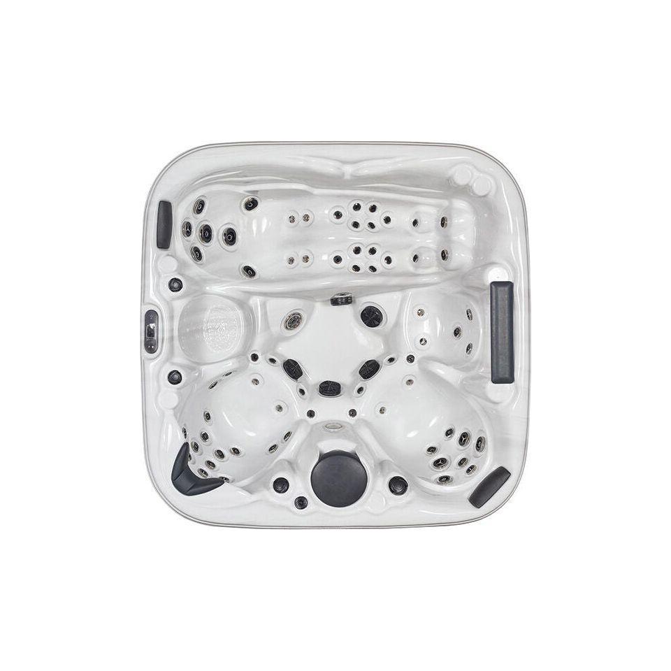 4 Person hot tub (1 Louger)