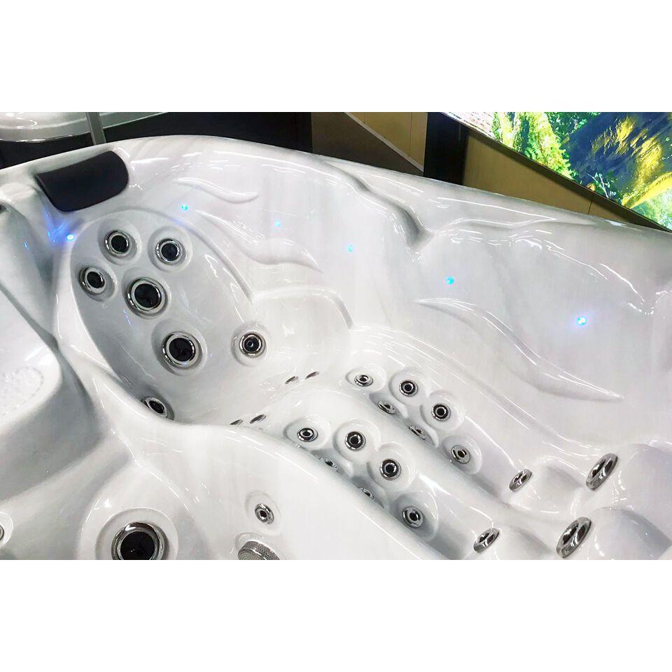 4 Person hot tub (1 Louger)