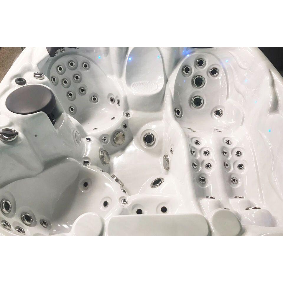 4 Person hot tub (1 Louger)