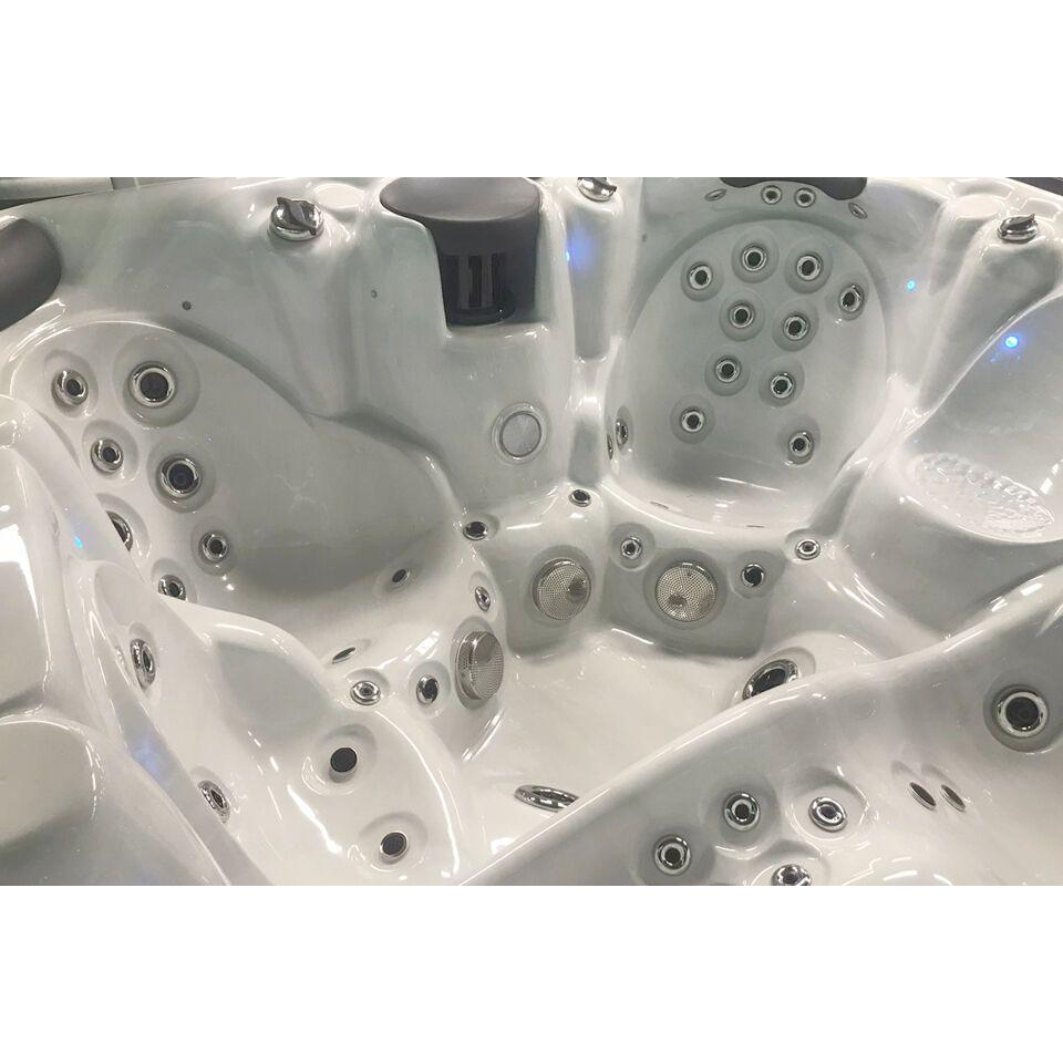 4 Person hot tub (1 Louger)