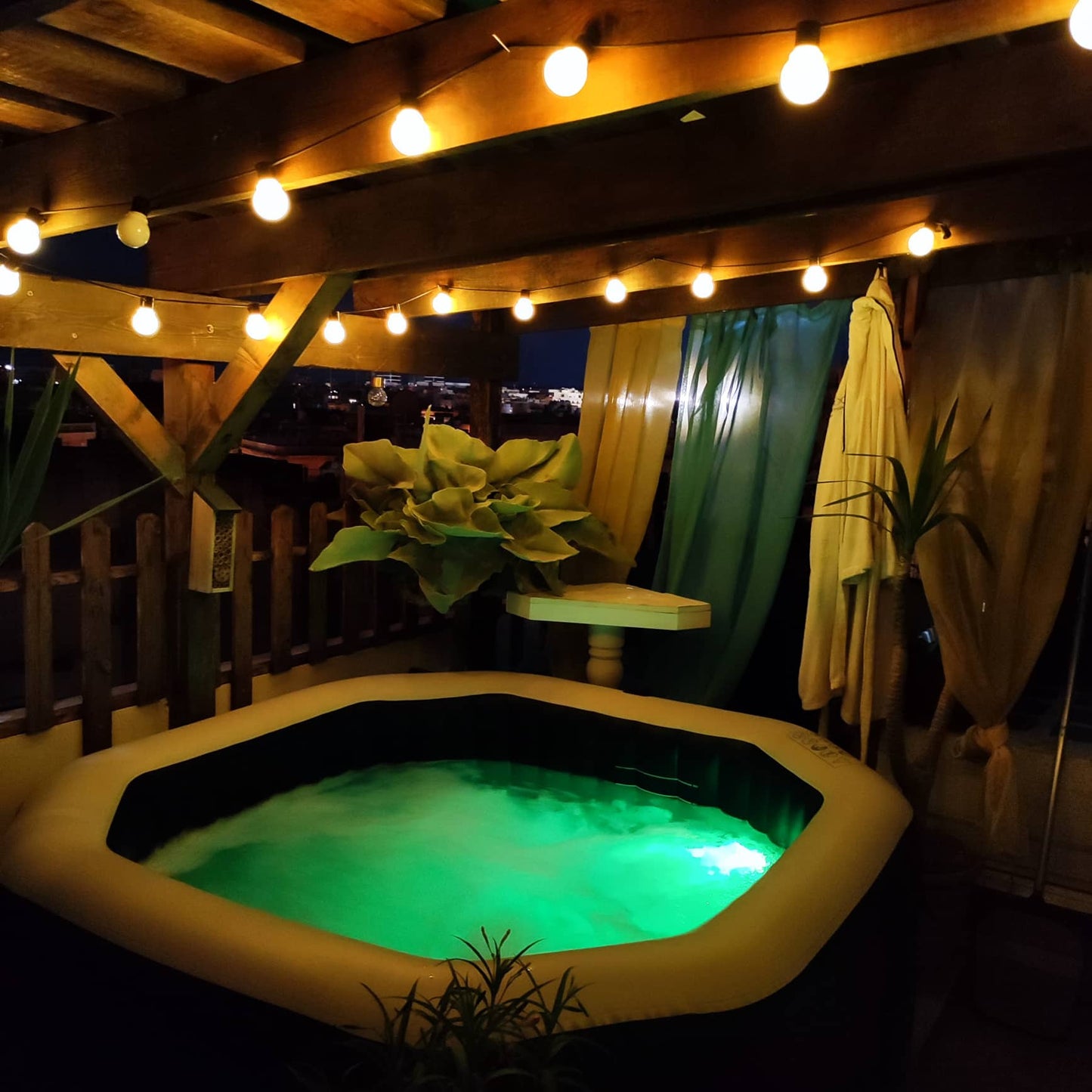 Intex Jet and Bubble Deluxe Hot Tub - 4 person