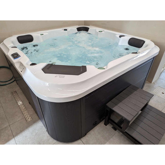 5 Person hot tub with (2 Loungers)
