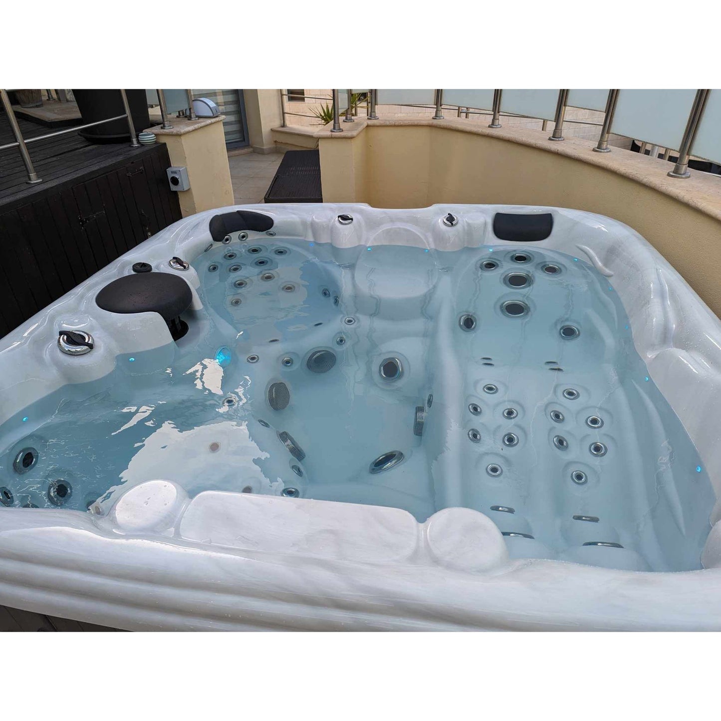4 Person hot tub (1 Louger)