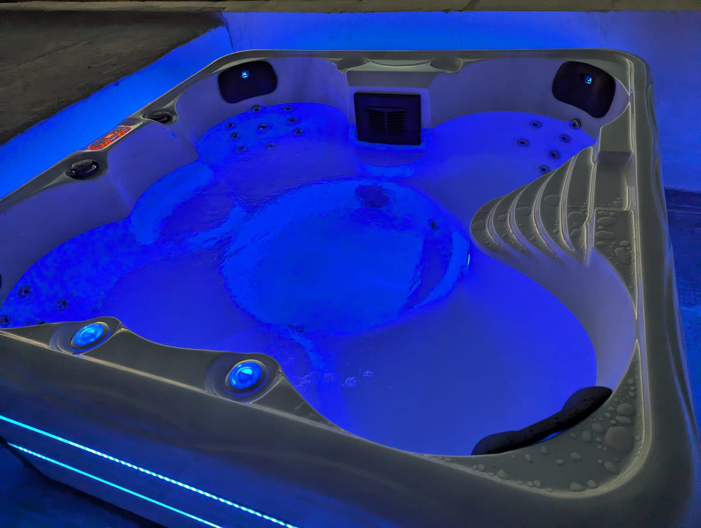 4 Person hot tub