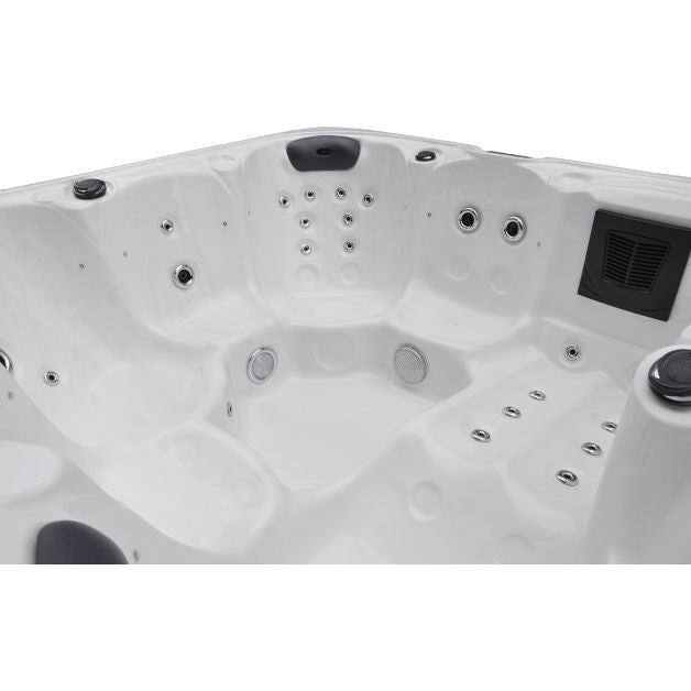 6 Person hot tub (1 Lounger)